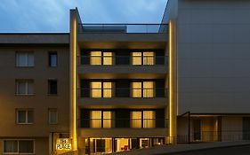 The Place Suit & Apartments